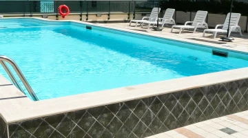 Piscina con solarium