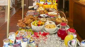 Petit-déjeuner buffet sucré et salé