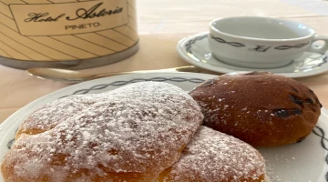 Petit-déjeuner classique avec service à table