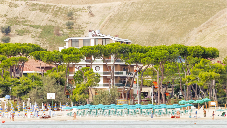 Vue de l&#39;hôtel depuis la plage privée