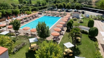 Vue aérienne du jardin avec piscine