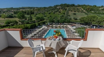 Balcon donnant sur la piscine