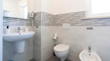 Salle de bain privée avec sèche-cheveux
