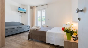 Chambre avec balcon et TV