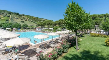 Piscine dans le jardin