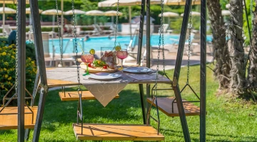 Table dressée au bord de la piscine