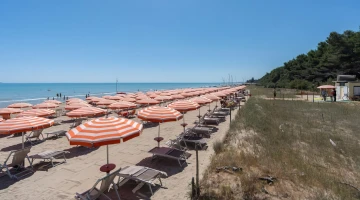 Plage privée avec parasols