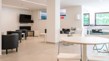 Espace commun avec tables et canapés