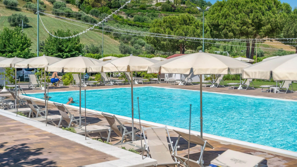 Piscine avec solarium