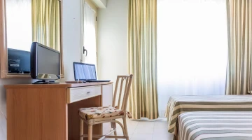 Chambre avec bureau et télévision