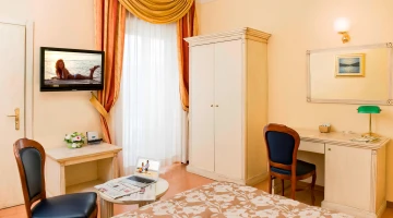 Room with a TV and balcony