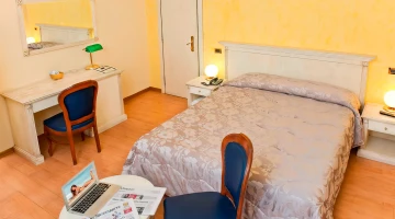 Double bedroom with desk