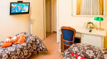 double room with single beds