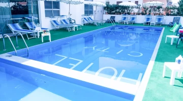Swimming pool with solarium