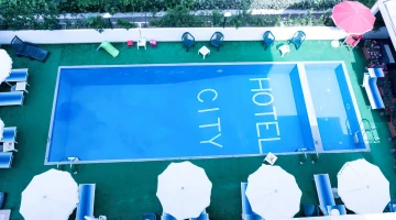 Swimming pool with shallow water area