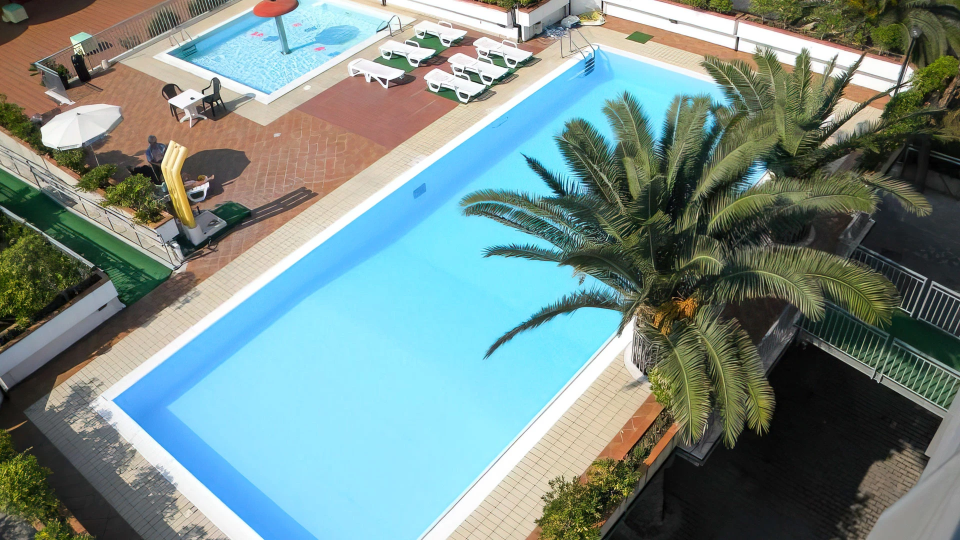 Schwimmbäder auf der Terrasse