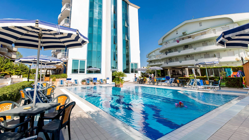 Piscina con solarium in hotel