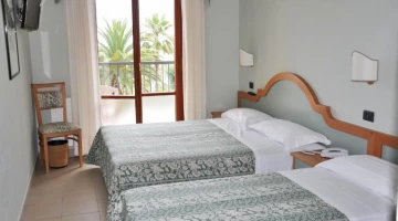 Triple room with private balcony
