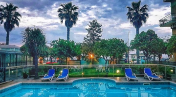 Swimming pool with solarium