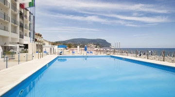 Piscine saisonnière avec espace solarium