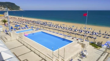 Vue sur la piscine et la plage privée