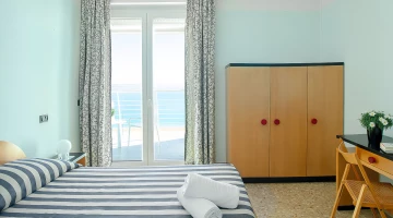Chambre double avec balcon privé et bureau