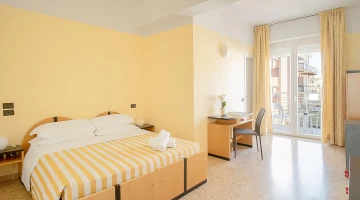 Chambre double avec balcon privé et bureau