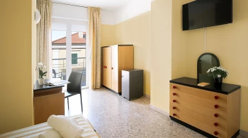Chambre avec TV et balcon privé