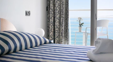 Chambre double avec balcon et vue mer