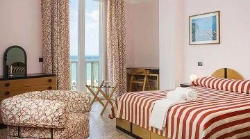 Chambre double avec balcon et vue mer