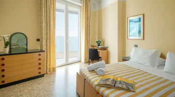Chambre double avec balcon et vue mer