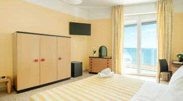 Chambre double avec balcon et vue mer
