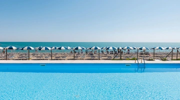 Schwimmbad mit Meerblick