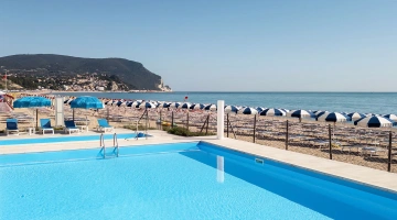 Schwimmbad mit Solarium