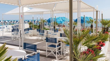 Pavillon mit Tischen und Stühlen