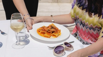 Die ersten Gänge wurden am Tisch serviert.