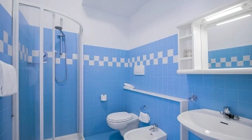 Badezimmer mit Duschkabine