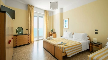 Doppelzimmer mit Balkon und Meerblick