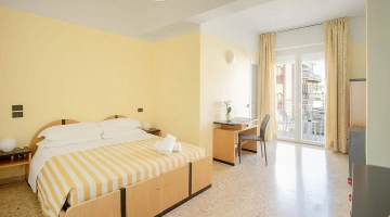 Doppelzimmer mit Schreibtisch