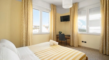 Doppelzimmer mit Schreibtisch und Fernseher