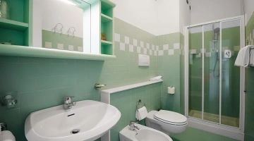 Badezimmer mit großer Duschkabine