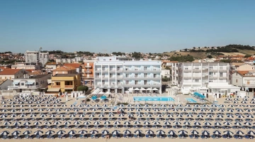 Privater Strand vor dem Hotel