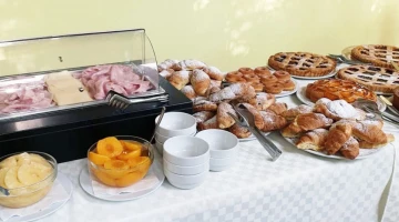 Buffet mit süßen und herzhaften Speisen