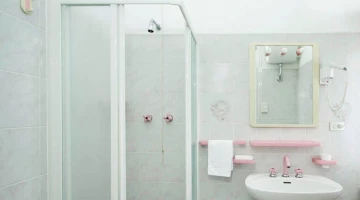 Privates Badezimmer mit Duschkabine