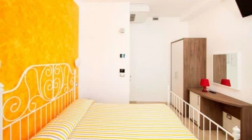 Standard Doppelzimmer mit TV und Schreibtisch