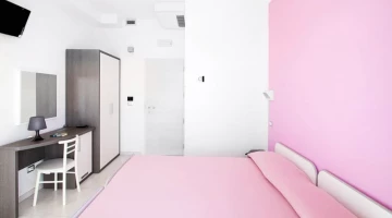 Standard Doppelzimmer mit TV und Schreibtisch