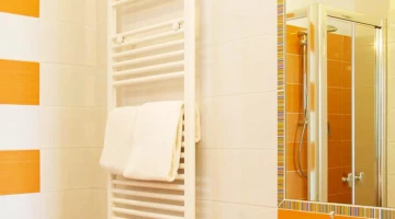 Badezimmer mit Duschkabine