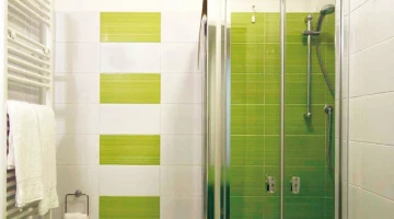 Privates Badezimmer mit Duschkabine
