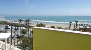 Privater Balkon mit Meerblick
