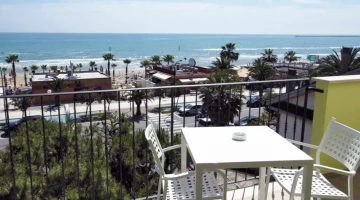 Privater möblierter Balkon